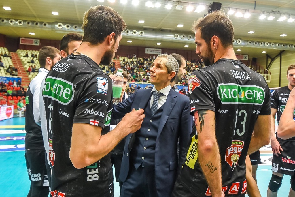 Valerio Baldovin a colloquio con i giocatori durante un time out
