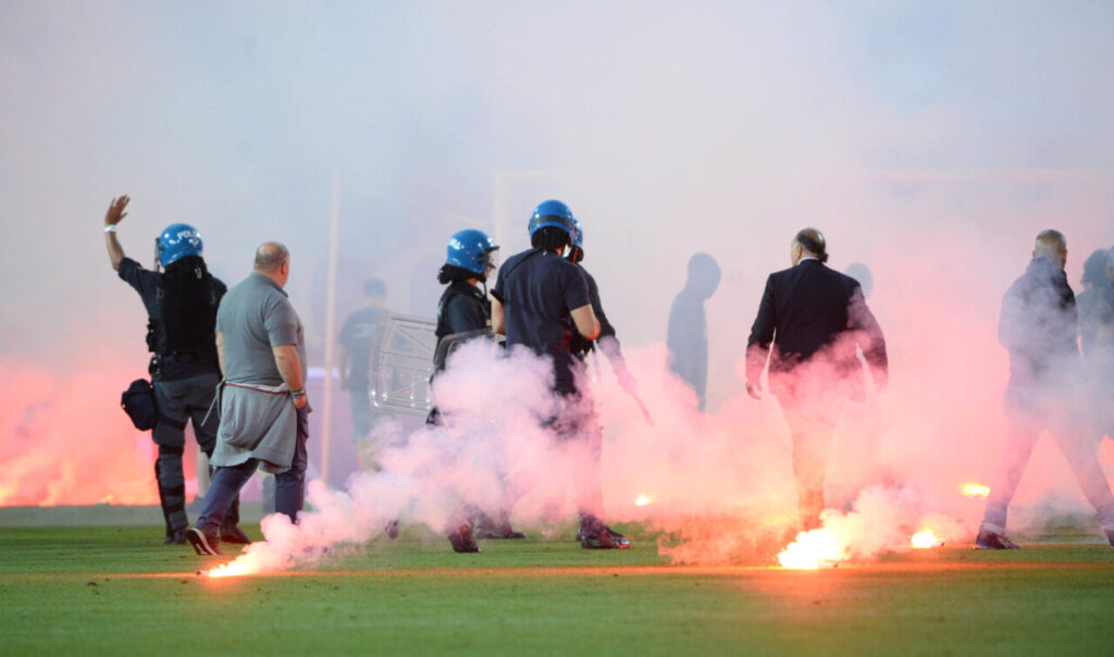 ++ Fumogeni e invasione a Brescia, sospeso playout serie B ++